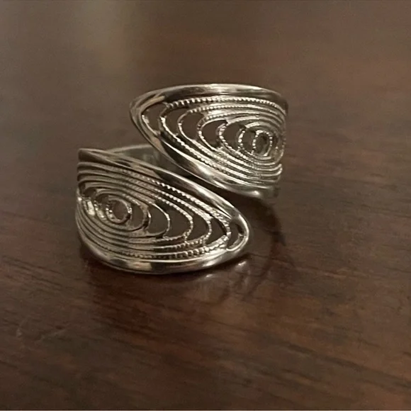 Sarah Coventry signed silver tone filigree size 8.0 ring - Picture 2 of 4